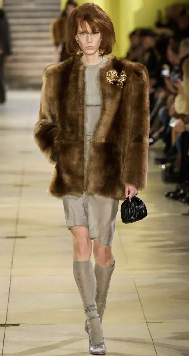 Diện đồ m&ugrave;a đ&ocirc;ng sao cho kh&ocirc;ng bị "nuốt d&aacute;ng"? Chi&ecirc;u "tam gi&aacute;c ngược" để vai th&ocirc; h&oacute;a sang chảnh, lưng g&ugrave; th&agrave;nh si&ecirc;u mẫu- Ảnh 3.