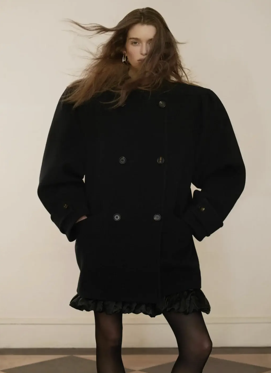 Diện đồ m&ugrave;a đ&ocirc;ng sao cho kh&ocirc;ng bị "nuốt d&aacute;ng"? Chi&ecirc;u "tam gi&aacute;c ngược" để vai th&ocirc; h&oacute;a sang chảnh, lưng g&ugrave; th&agrave;nh si&ecirc;u mẫu- Ảnh 11.