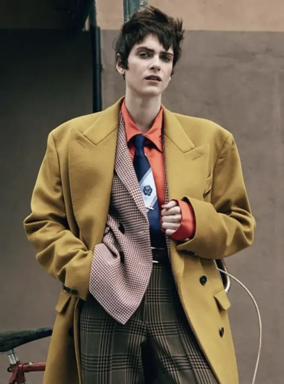 Diện đồ m&ugrave;a đ&ocirc;ng sao cho kh&ocirc;ng bị "nuốt d&aacute;ng"? Chi&ecirc;u "tam gi&aacute;c ngược" để vai th&ocirc; h&oacute;a sang chảnh, lưng g&ugrave; th&agrave;nh si&ecirc;u mẫu- Ảnh 10.