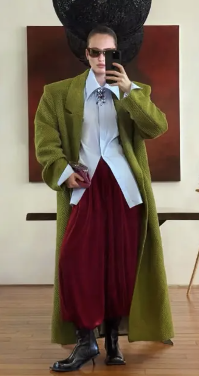 Diện đồ m&ugrave;a đ&ocirc;ng sao cho kh&ocirc;ng bị "nuốt d&aacute;ng"? Chi&ecirc;u "tam gi&aacute;c ngược" để vai th&ocirc; h&oacute;a sang chảnh, lưng g&ugrave; th&agrave;nh si&ecirc;u mẫu- Ảnh 7.