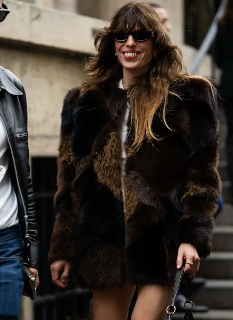 Diện đồ m&ugrave;a đ&ocirc;ng sao cho kh&ocirc;ng bị "nuốt d&aacute;ng"? Chi&ecirc;u "tam gi&aacute;c ngược" để vai th&ocirc; h&oacute;a sang chảnh, lưng g&ugrave; th&agrave;nh si&ecirc;u mẫu- Ảnh 15.