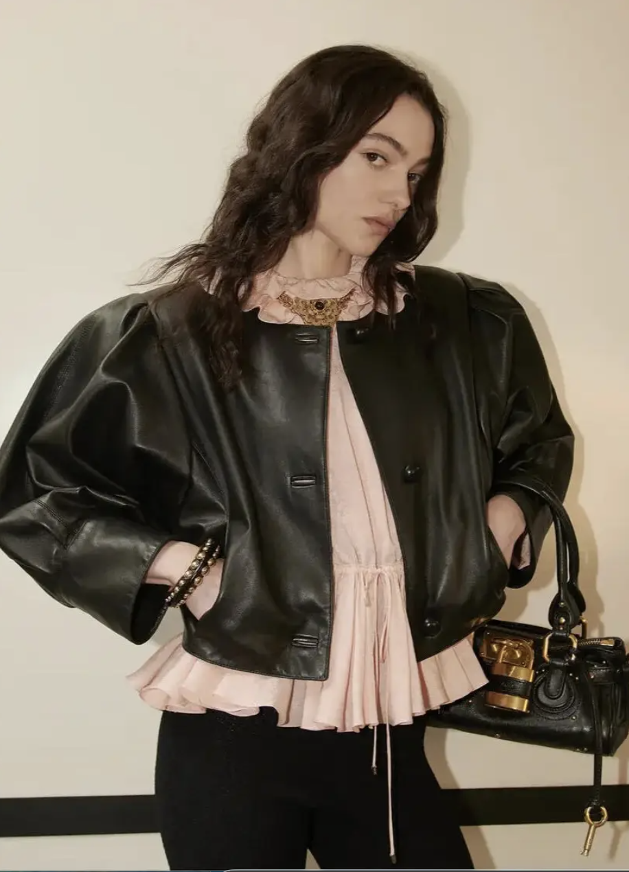 Diện đồ m&ugrave;a đ&ocirc;ng sao cho kh&ocirc;ng bị "nuốt d&aacute;ng"? Chi&ecirc;u "tam gi&aacute;c ngược" để vai th&ocirc; h&oacute;a sang chảnh, lưng g&ugrave; th&agrave;nh si&ecirc;u mẫu- Ảnh 13.