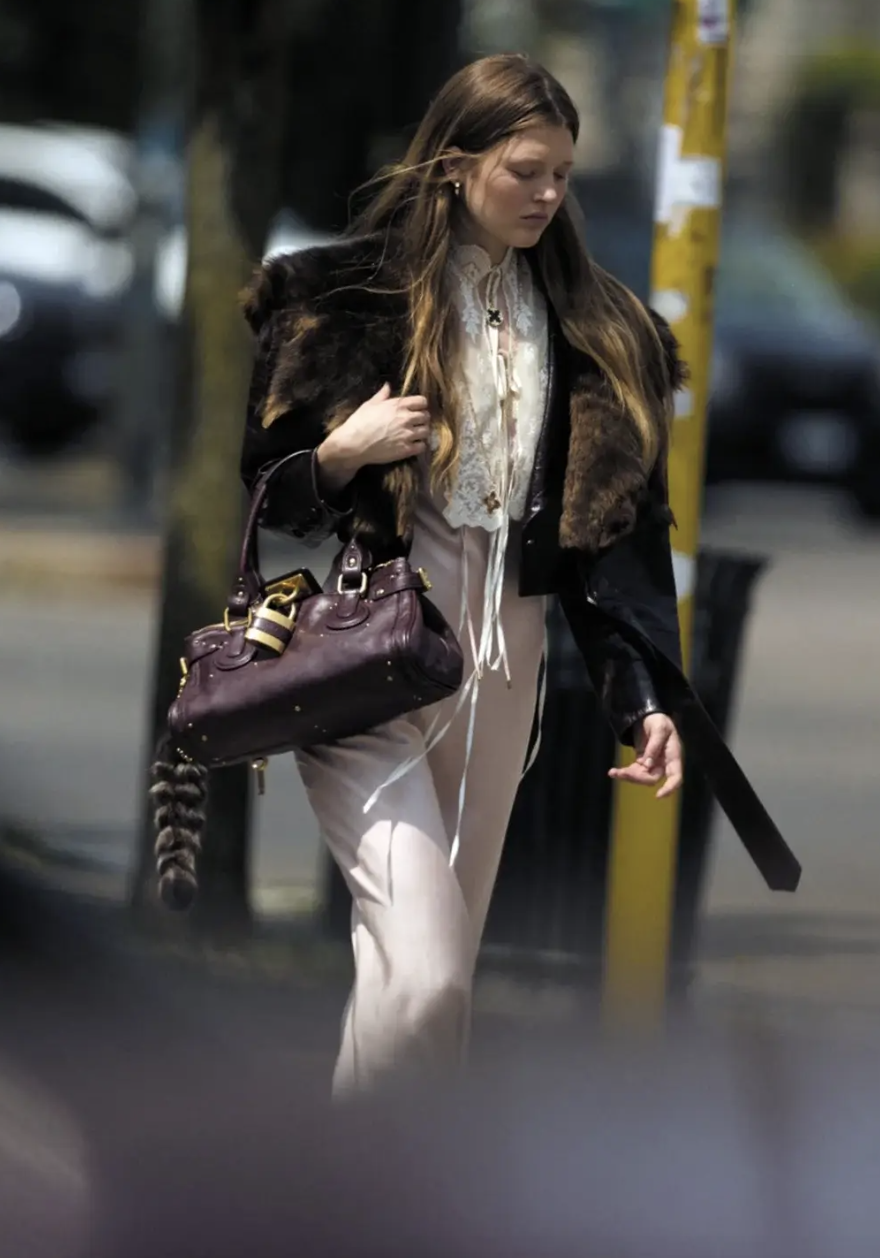 Diện đồ m&ugrave;a đ&ocirc;ng sao cho kh&ocirc;ng bị "nuốt d&aacute;ng"? Chi&ecirc;u "tam gi&aacute;c ngược" để vai th&ocirc; h&oacute;a sang chảnh, lưng g&ugrave; th&agrave;nh si&ecirc;u mẫu- Ảnh 21.