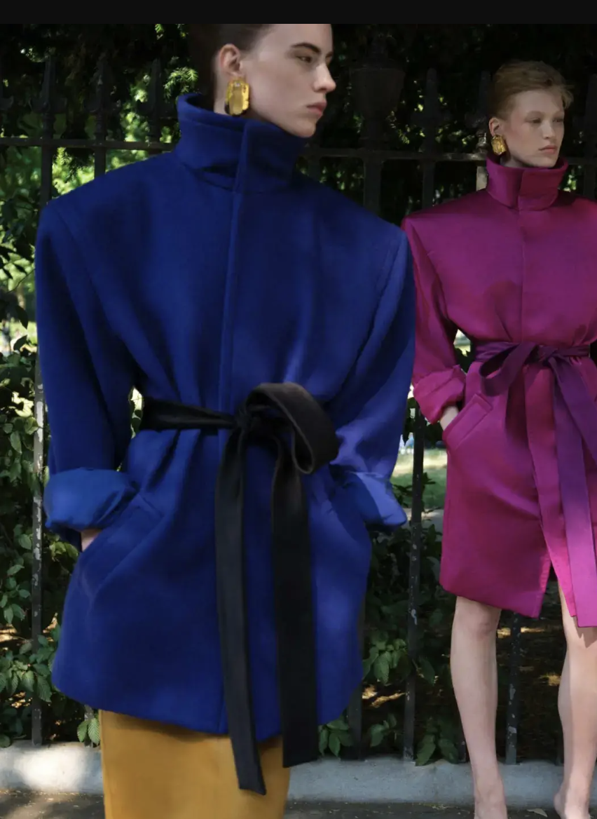 Diện đồ m&ugrave;a đ&ocirc;ng sao cho kh&ocirc;ng bị "nuốt d&aacute;ng"? Chi&ecirc;u "tam gi&aacute;c ngược" để vai th&ocirc; h&oacute;a sang chảnh, lưng g&ugrave; th&agrave;nh si&ecirc;u mẫu- Ảnh 20.