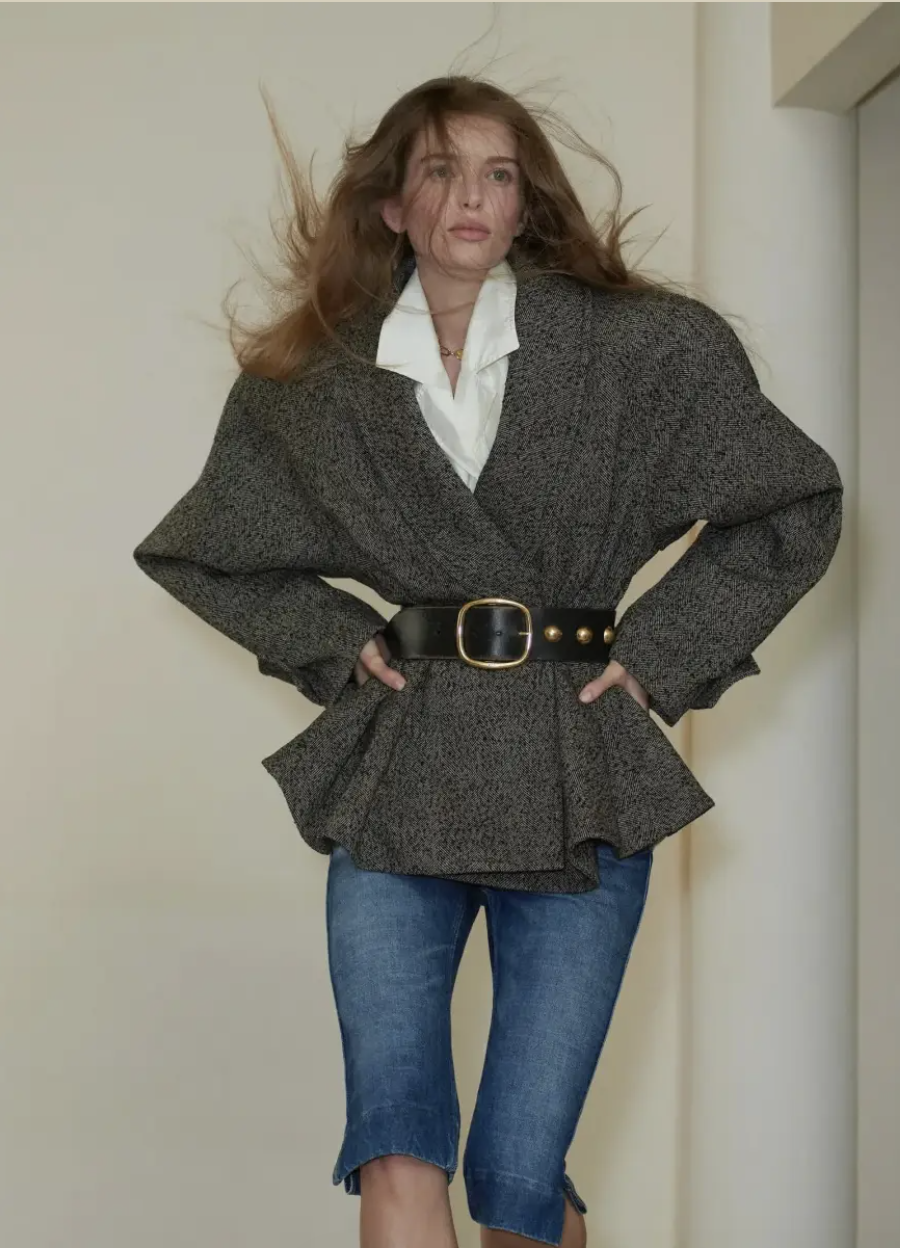 Diện đồ m&ugrave;a đ&ocirc;ng sao cho kh&ocirc;ng bị "nuốt d&aacute;ng"? Chi&ecirc;u "tam gi&aacute;c ngược" để vai th&ocirc; h&oacute;a sang chảnh, lưng g&ugrave; th&agrave;nh si&ecirc;u mẫu- Ảnh 19.