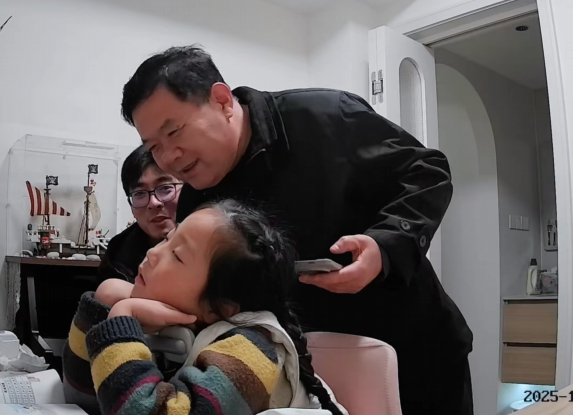 B&eacute; g&aacute;i ngủ gật khi l&agrave;m b&agrave;i tập, phản ứng của người cha đ&atilde; trả lời cho c&acirc;u hỏi: Ch&uacute;ng ta cần con giỏi hay cần con hạnh ph&uacute;c?- Ảnh 1.