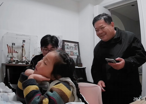 B&eacute; g&aacute;i ngủ gật khi l&agrave;m b&agrave;i tập, phản ứng của người cha đ&atilde; trả lời cho c&acirc;u hỏi: Ch&uacute;ng ta cần con giỏi hay cần con hạnh ph&uacute;c?- Ảnh 2.