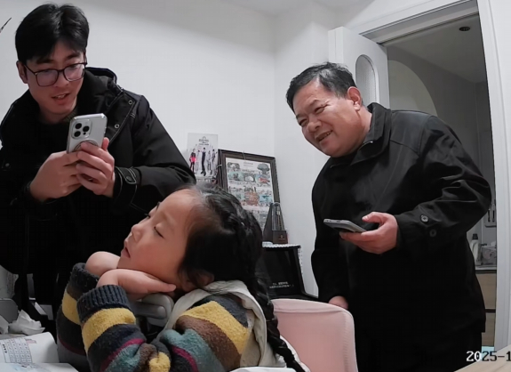 B&eacute; g&aacute;i ngủ gật khi l&agrave;m b&agrave;i tập, phản ứng của người cha đ&atilde; trả lời cho c&acirc;u hỏi: Ch&uacute;ng ta cần con giỏi hay cần con hạnh ph&uacute;c?- Ảnh 3.