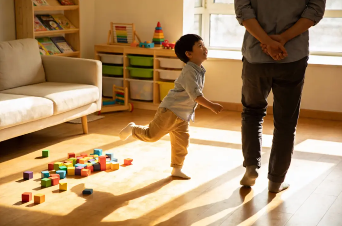 Nu&ocirc;i dạy con trai: C&oacute; những việc mẹ n&ecirc;n lười, để đấy cho bố tụi nhỏ l&agrave;m- Ảnh 1.