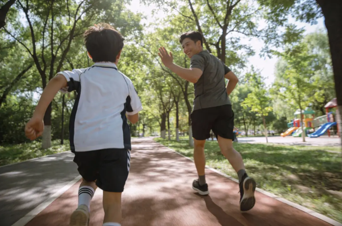Nu&ocirc;i dạy con trai: C&oacute; những việc mẹ n&ecirc;n lười, để đấy cho bố tụi nhỏ l&agrave;m- Ảnh 2.