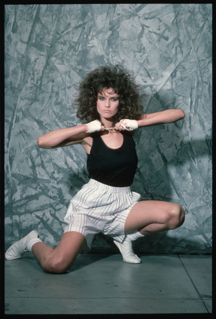 65 tuổi vẫn diện v&aacute;y ngắn, đi gi&agrave;y hồng nhảy m&uacute;a đ&oacute;n năm mới: Si&ecirc;u mẫu "gương mặt đẹp nhất thế giới" khiến ai cũng phải nh&igrave;n lại m&igrave;nh- Ảnh 2.