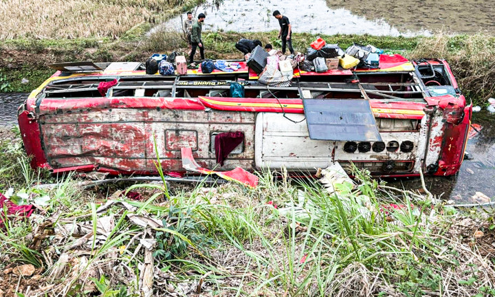 Lật xe kh&aacute;ch ở Sơn La, 11 người bị thương- Ảnh 1.