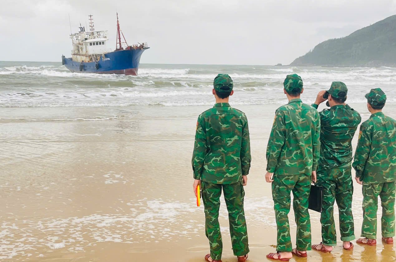 Nhiều bất thường tr&ecirc;n "t&agrave;u ma" bị mắc cạn ở Quảng Ng&atilde;i- Ảnh 1.