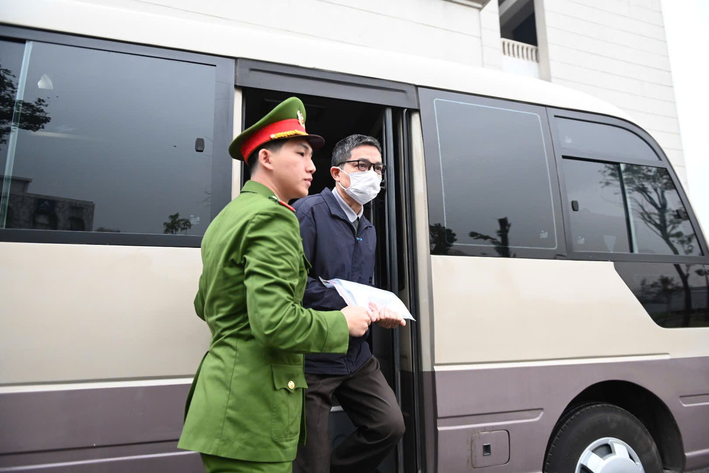 Cảnh s&aacute;t dẫn giải hai cựu Cục trưởng Cục An to&agrave;n thực phẩm đến t&ograve;a- Ảnh 1.