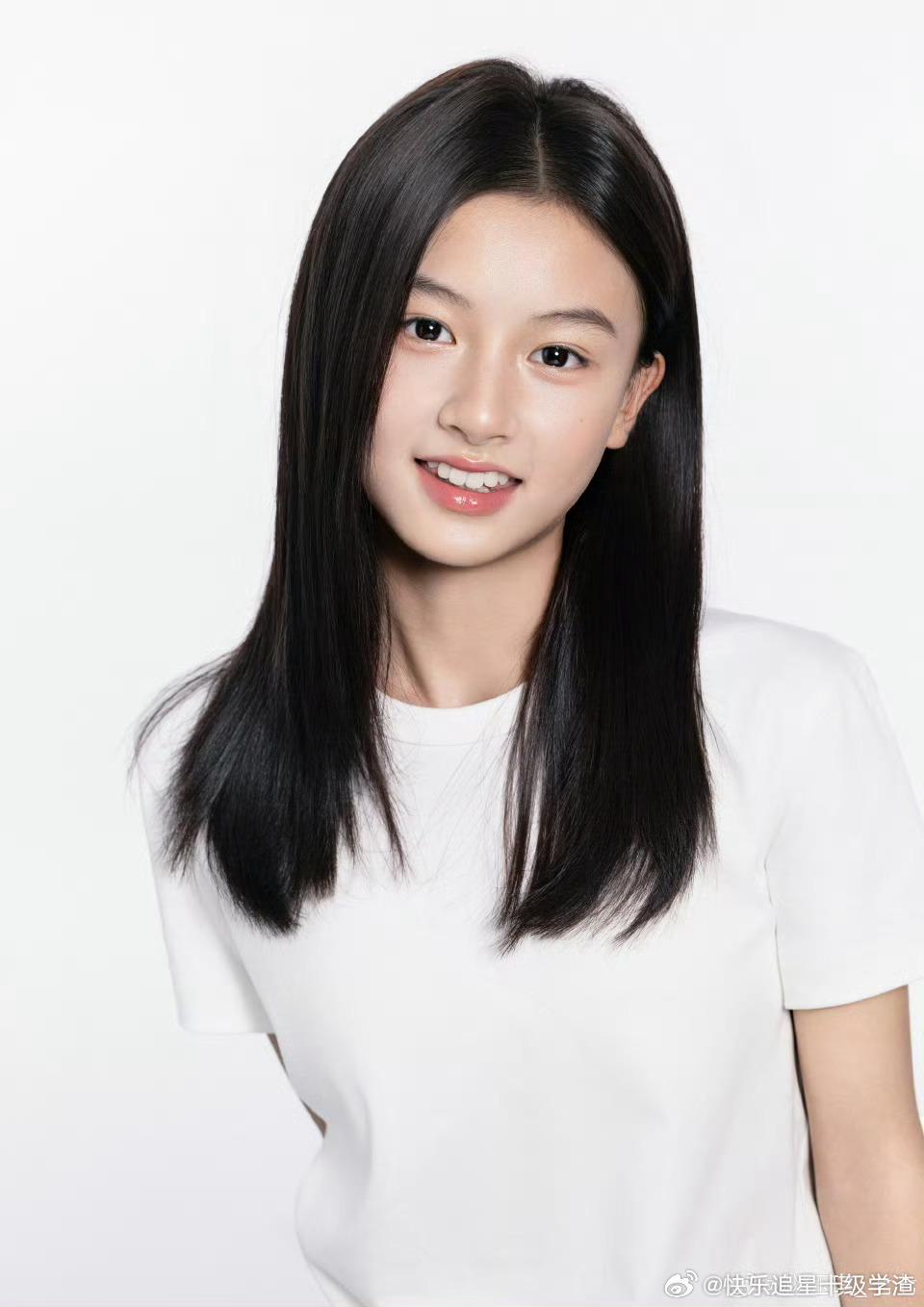 Tr&ecirc;n đời kh&ocirc;ng c&oacute; ai 15 tuổi đ&atilde; ra d&aacute;ng minh tinh như c&ocirc; b&eacute; n&agrave;y: Mặt mộc đẹp h&uacute;t hồn, xứng đ&aacute;ng vạn lời tung h&ocirc;- Ảnh 2.