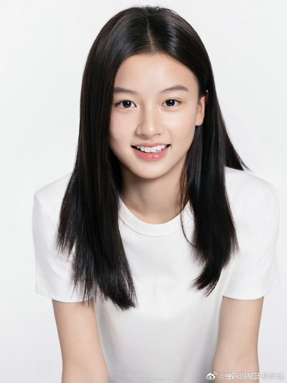 Tr&ecirc;n đời kh&ocirc;ng c&oacute; ai 15 tuổi đ&atilde; ra d&aacute;ng minh tinh như c&ocirc; b&eacute; n&agrave;y: Mặt mộc đẹp h&uacute;t hồn, xứng đ&aacute;ng vạn lời tung h&ocirc;- Ảnh 1.