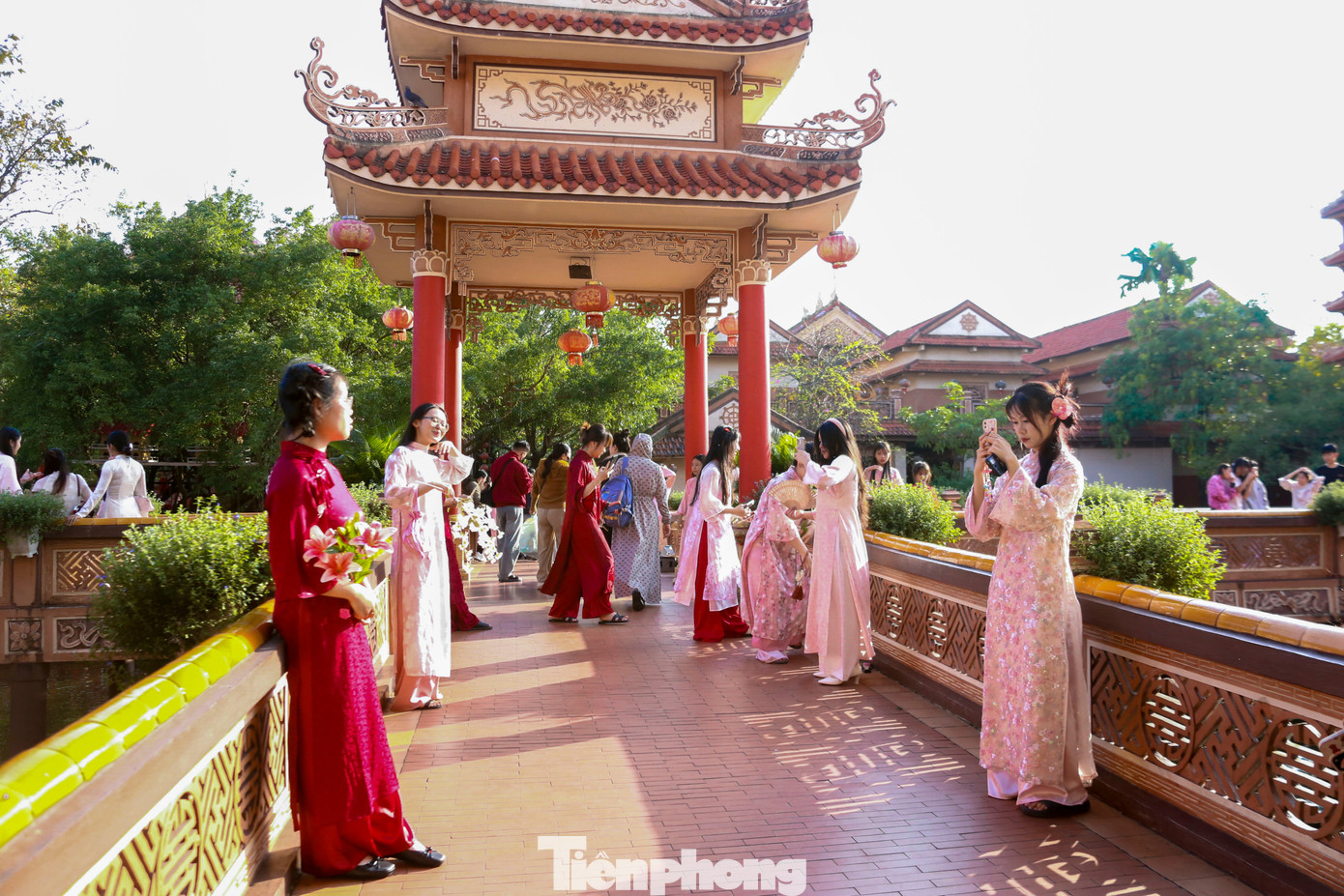 Bạn trẻ Đ&agrave; Nẵng x&uacute;ng x&iacute;nh &aacute;o d&agrave;i chụp ảnh Tết- Ảnh 1.