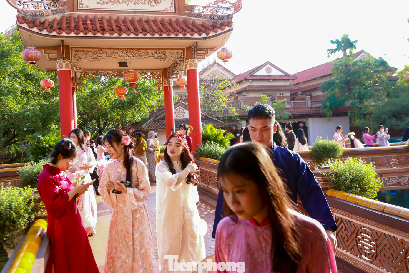 Bạn trẻ Đ&agrave; Nẵng x&uacute;ng x&iacute;nh &aacute;o d&agrave;i chụp ảnh Tết- Ảnh 4.