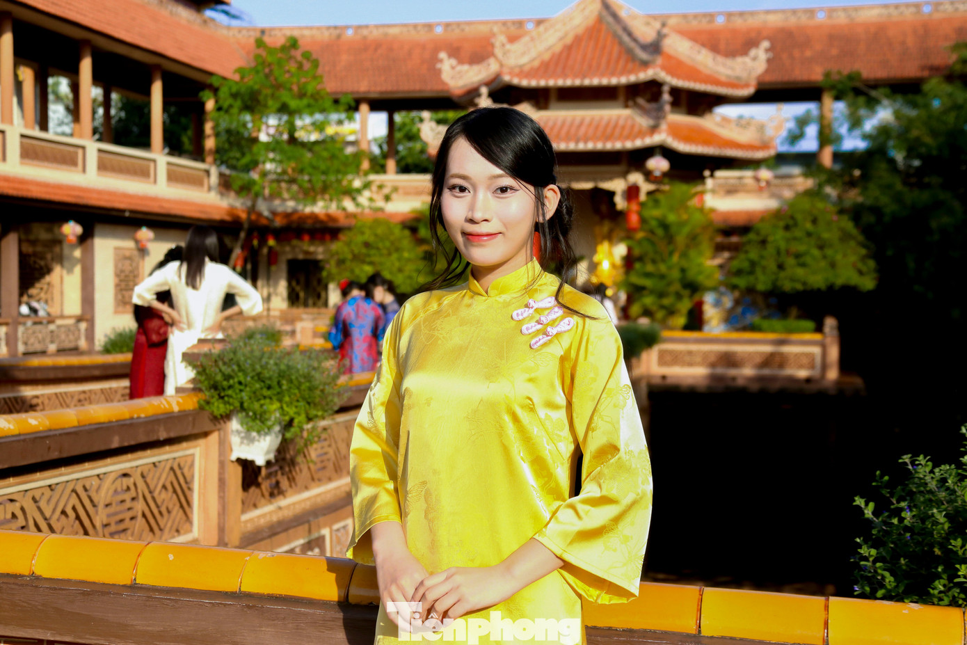 Bạn trẻ Đ&agrave; Nẵng x&uacute;ng x&iacute;nh &aacute;o d&agrave;i chụp ảnh Tết- Ảnh 6.