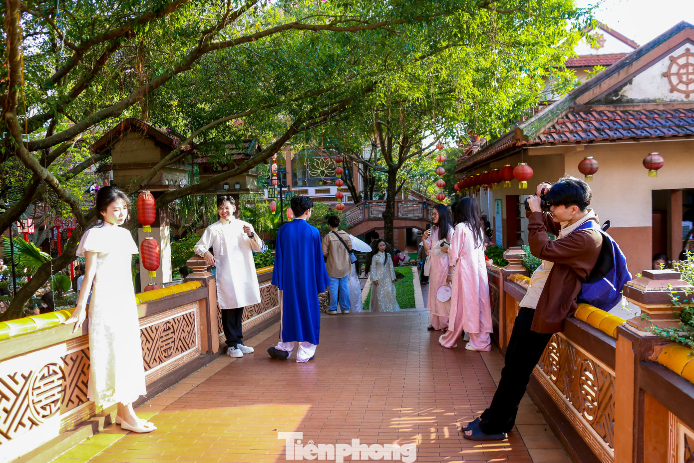 Bạn trẻ Đ&agrave; Nẵng x&uacute;ng x&iacute;nh &aacute;o d&agrave;i chụp ảnh Tết- Ảnh 5.