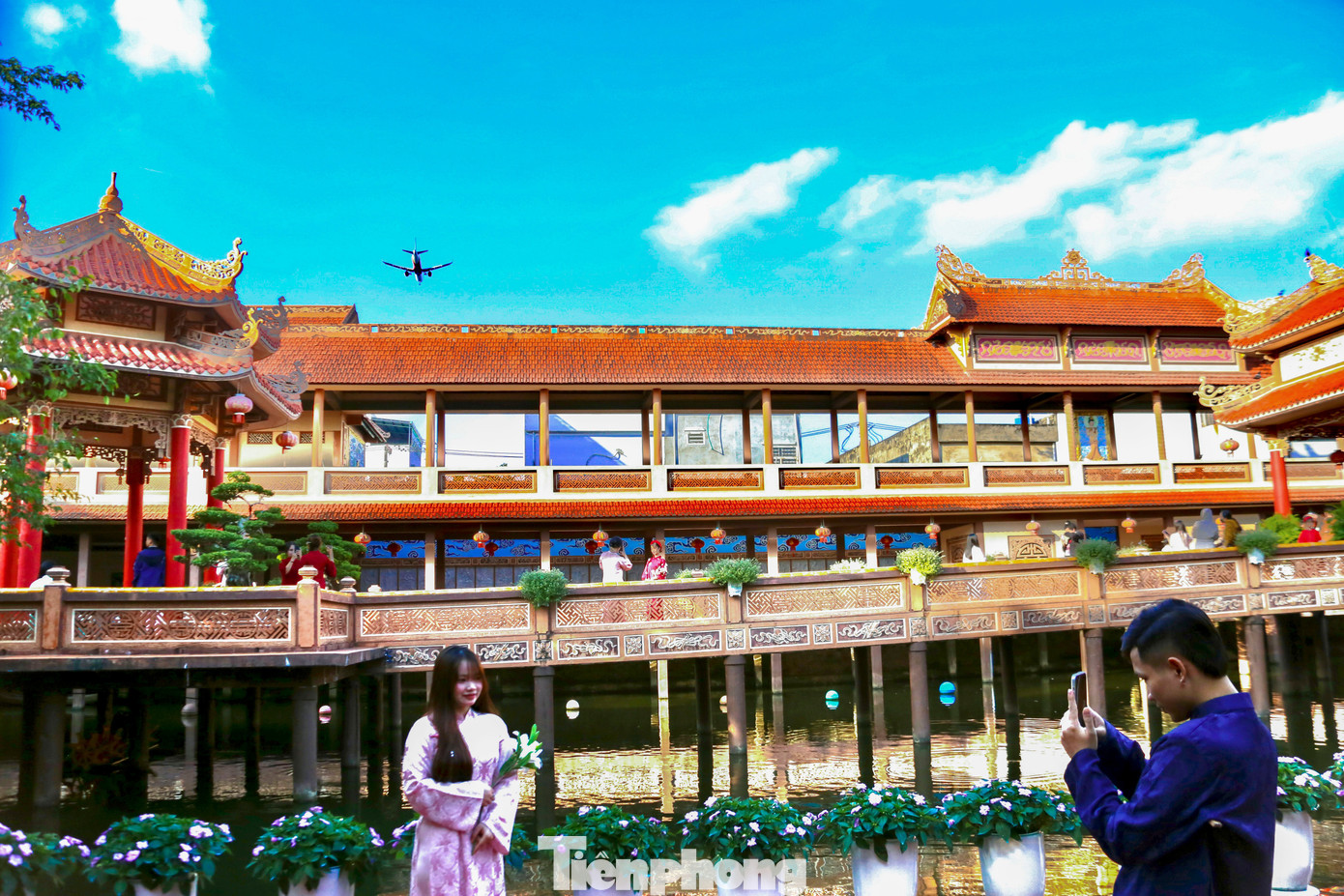 Bạn trẻ Đ&agrave; Nẵng x&uacute;ng x&iacute;nh &aacute;o d&agrave;i chụp ảnh Tết- Ảnh 3.