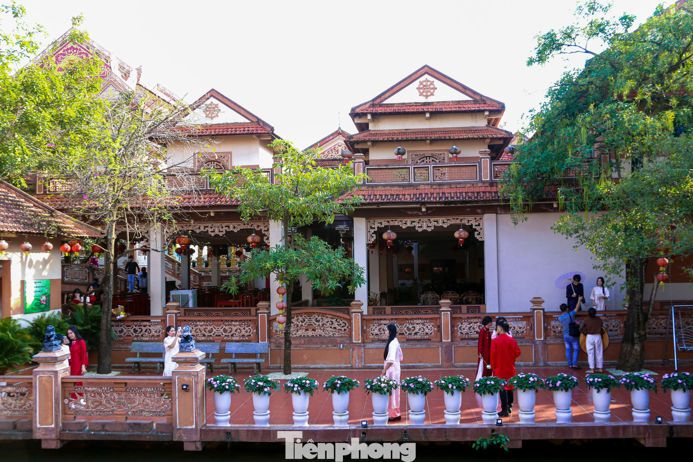 Bạn trẻ Đ&agrave; Nẵng x&uacute;ng x&iacute;nh &aacute;o d&agrave;i chụp ảnh Tết- Ảnh 15.