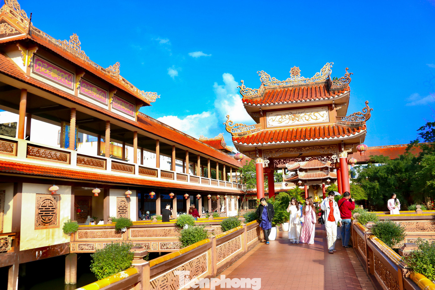 Bạn trẻ Đ&agrave; Nẵng x&uacute;ng x&iacute;nh &aacute;o d&agrave;i chụp ảnh Tết- Ảnh 2.