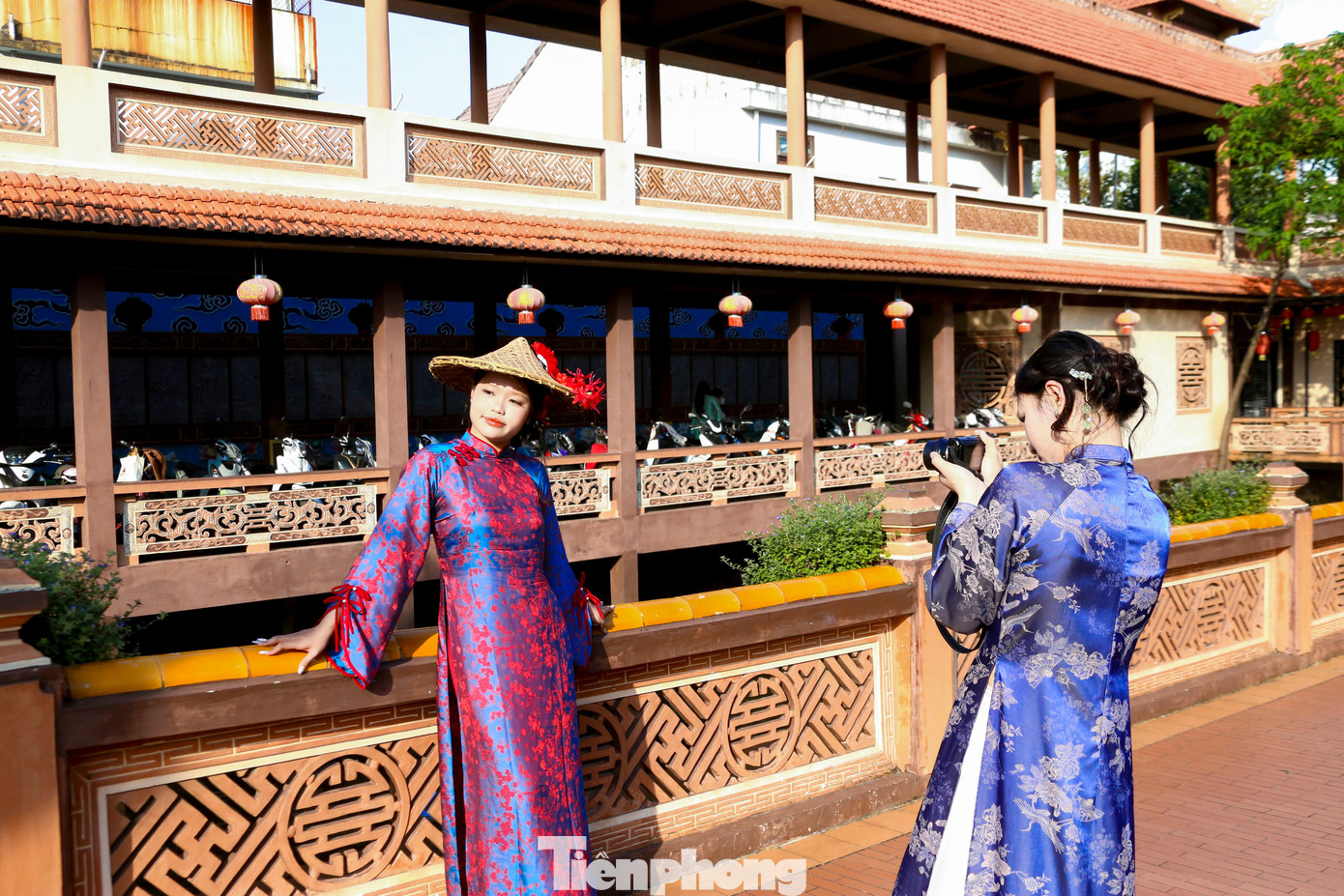 Bạn trẻ Đ&agrave; Nẵng x&uacute;ng x&iacute;nh &aacute;o d&agrave;i chụp ảnh Tết- Ảnh 11.