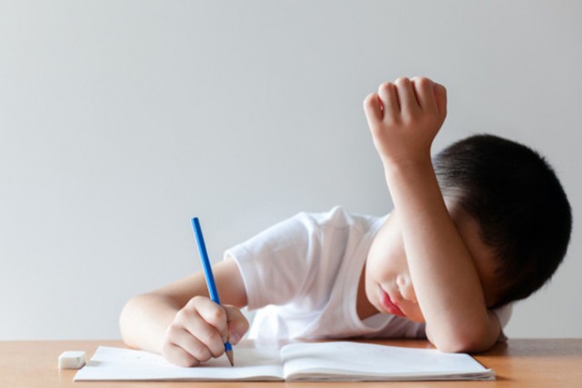 Đừng cuống l&ecirc;n khi con gh&eacute;t học: H&atilde;y từ bỏ việc "sửa lỗi", trở th&agrave;nh người ủng hộ con!- Ảnh 2.