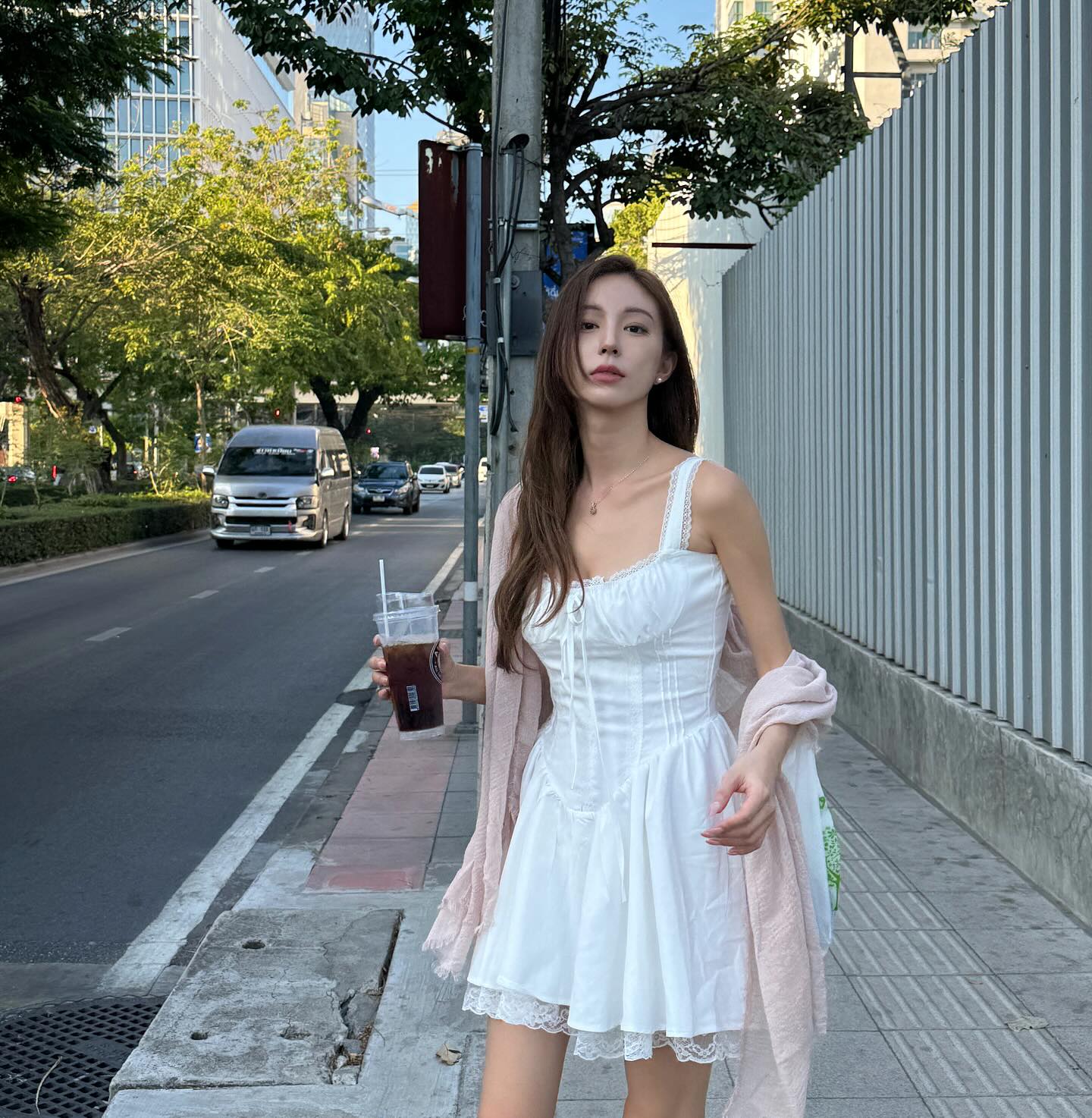 Hot girl đường phố mặc đơn giản vẫn h&uacute;t hơn 16 triệu người xem l&agrave; ai?- Ảnh 13.