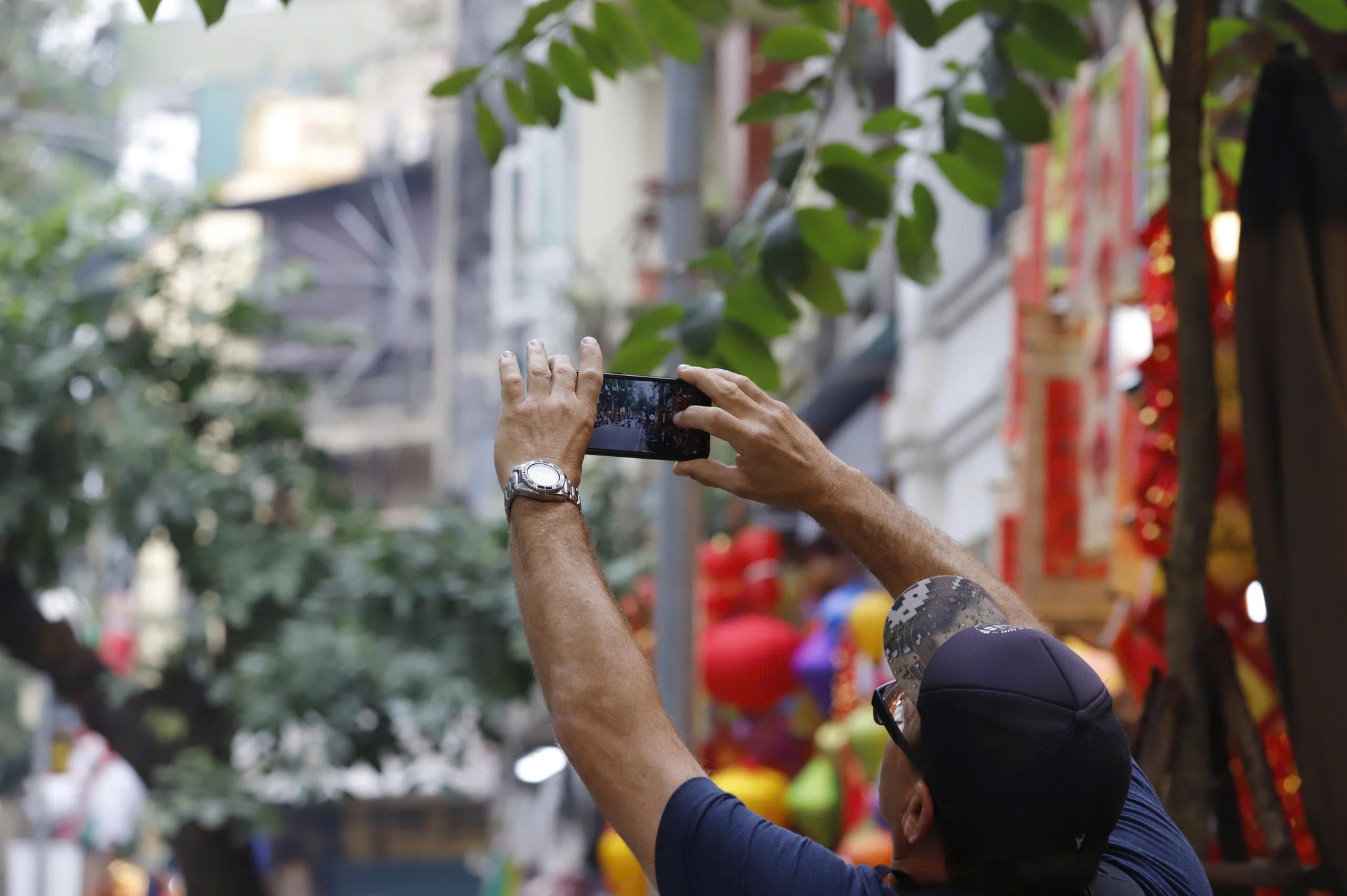 H&agrave; Nội: Phố H&agrave;ng M&atilde; rực rỡ sắc đỏ đ&oacute;n xu&acirc;n B&iacute;nh Ngọ 2026- Ảnh 14.