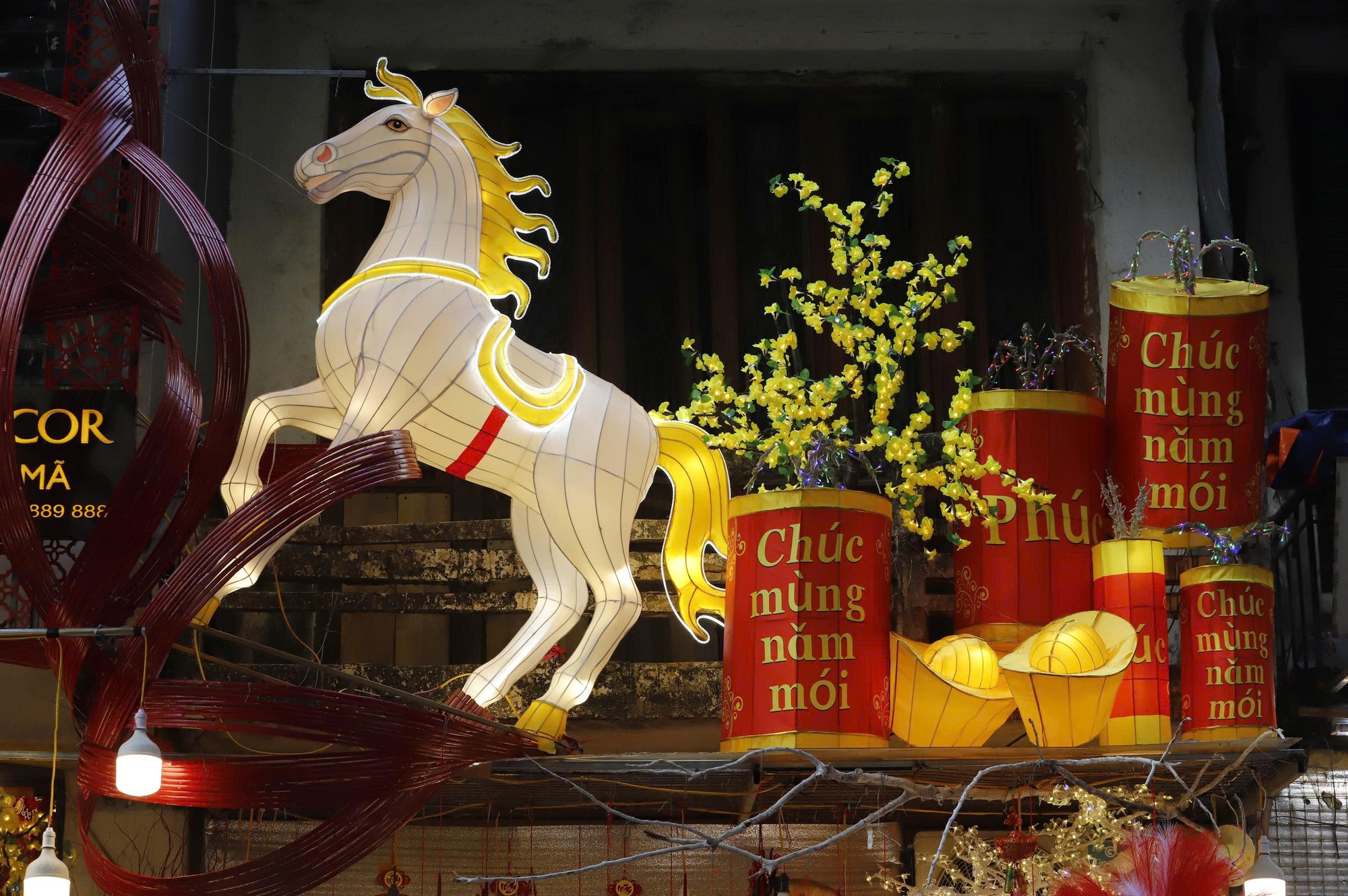 H&agrave; Nội: Phố H&agrave;ng M&atilde; rực rỡ sắc đỏ đ&oacute;n xu&acirc;n B&iacute;nh Ngọ 2026- Ảnh 5.