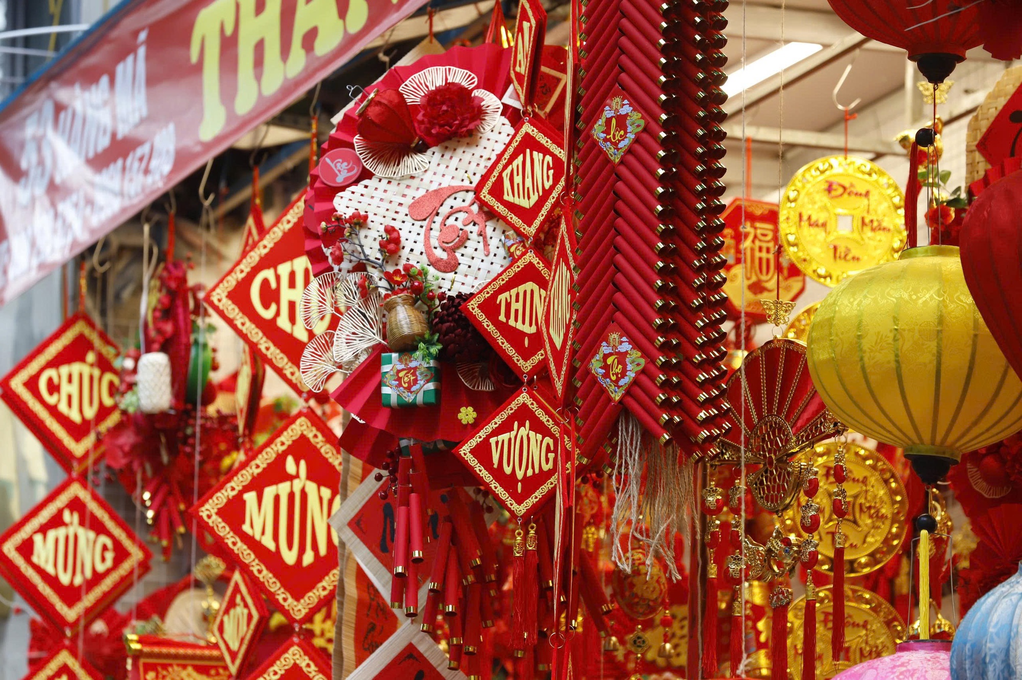 H&agrave; Nội: Phố H&agrave;ng M&atilde; rực rỡ sắc đỏ đ&oacute;n xu&acirc;n B&iacute;nh Ngọ 2026- Ảnh 6.