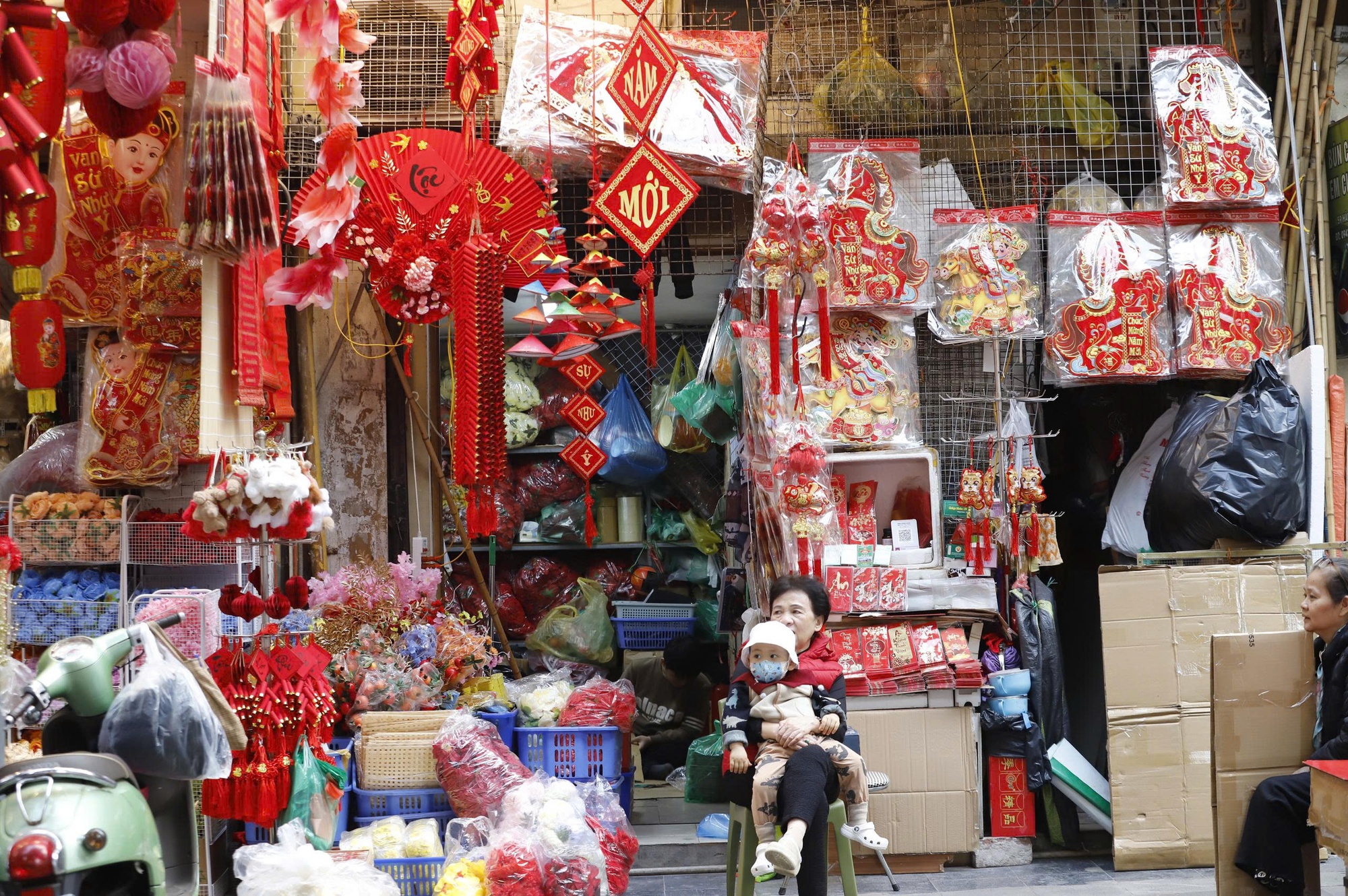 H&agrave; Nội: Phố H&agrave;ng M&atilde; rực rỡ sắc đỏ đ&oacute;n xu&acirc;n B&iacute;nh Ngọ 2026- Ảnh 18.