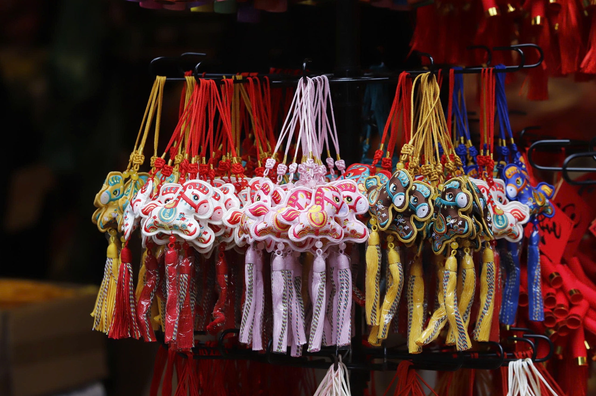 H&agrave; Nội: Phố H&agrave;ng M&atilde; rực rỡ sắc đỏ đ&oacute;n xu&acirc;n B&iacute;nh Ngọ 2026- Ảnh 8.