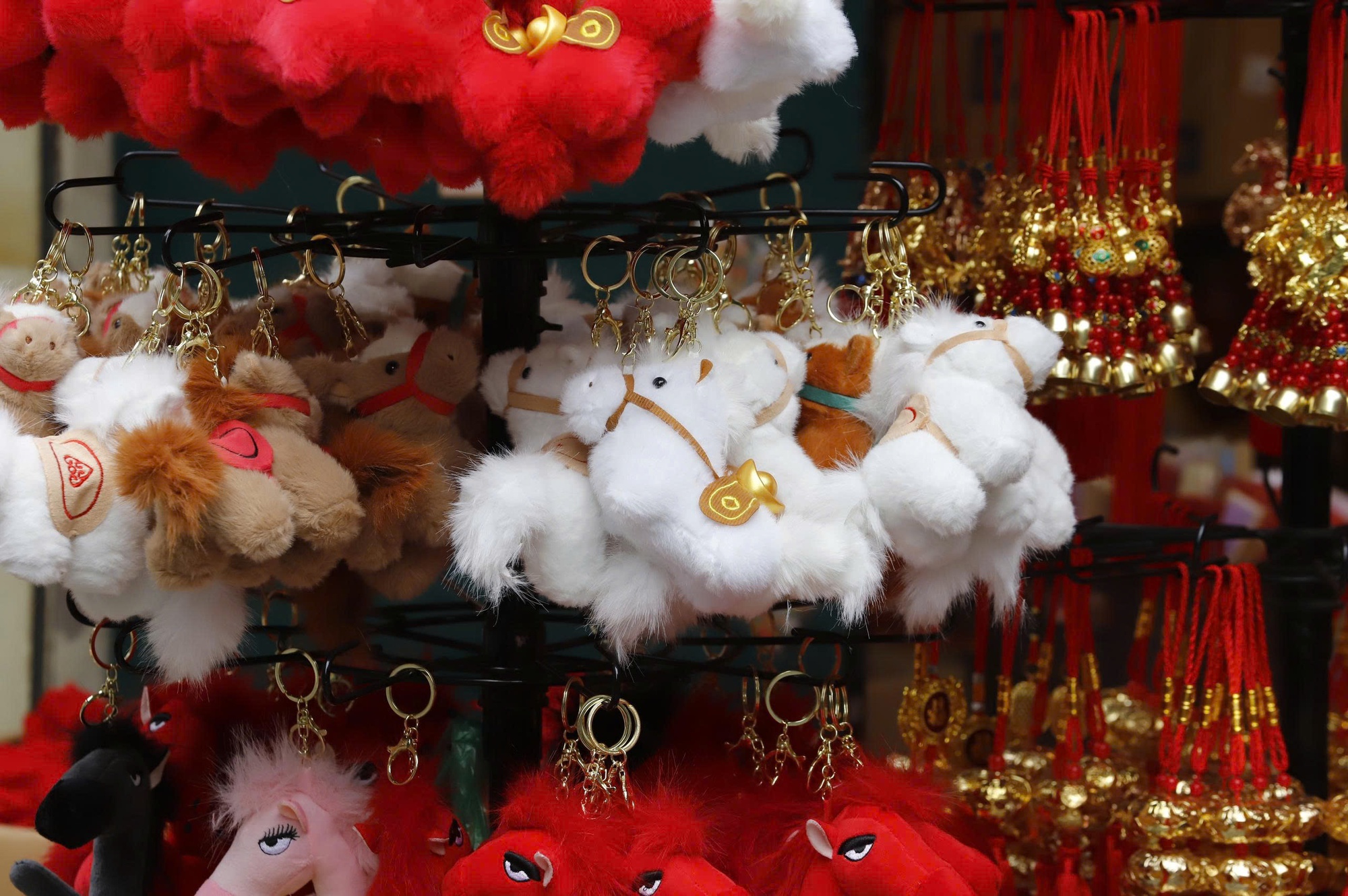 H&agrave; Nội: Phố H&agrave;ng M&atilde; rực rỡ sắc đỏ đ&oacute;n xu&acirc;n B&iacute;nh Ngọ 2026- Ảnh 9.