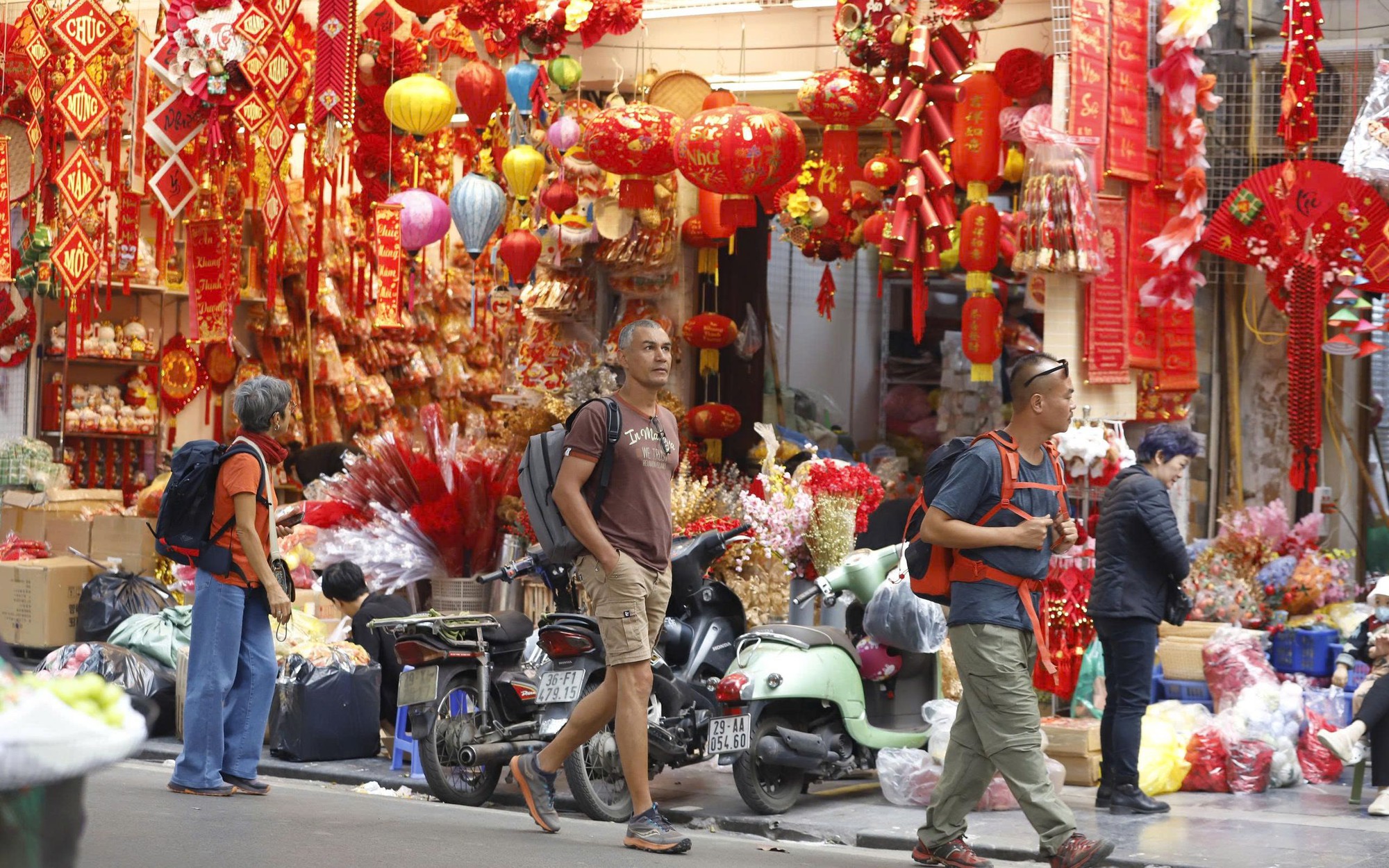 Dạo bước tr&ecirc;n phố H&agrave;ng M&atilde; những ng&agrave;y cận Tết, du kh&aacute;ch dễ d&agrave;ng bị cho&aacute;ng ngợp bởi 