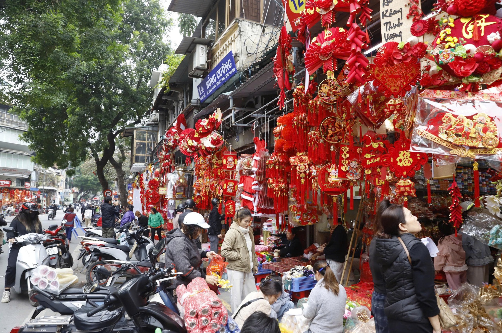 H&agrave; Nội: Phố H&agrave;ng M&atilde; rực rỡ sắc đỏ đ&oacute;n xu&acirc;n B&iacute;nh Ngọ 2026- Ảnh 2.