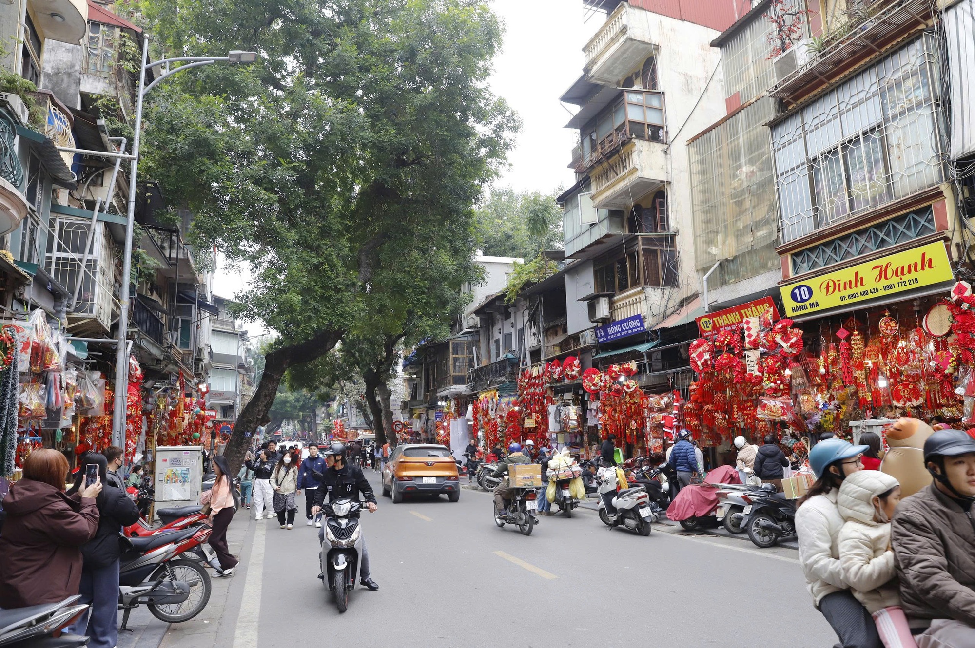 H&agrave; Nội: Phố H&agrave;ng M&atilde; rực rỡ sắc đỏ đ&oacute;n xu&acirc;n B&iacute;nh Ngọ 2026- Ảnh 19.