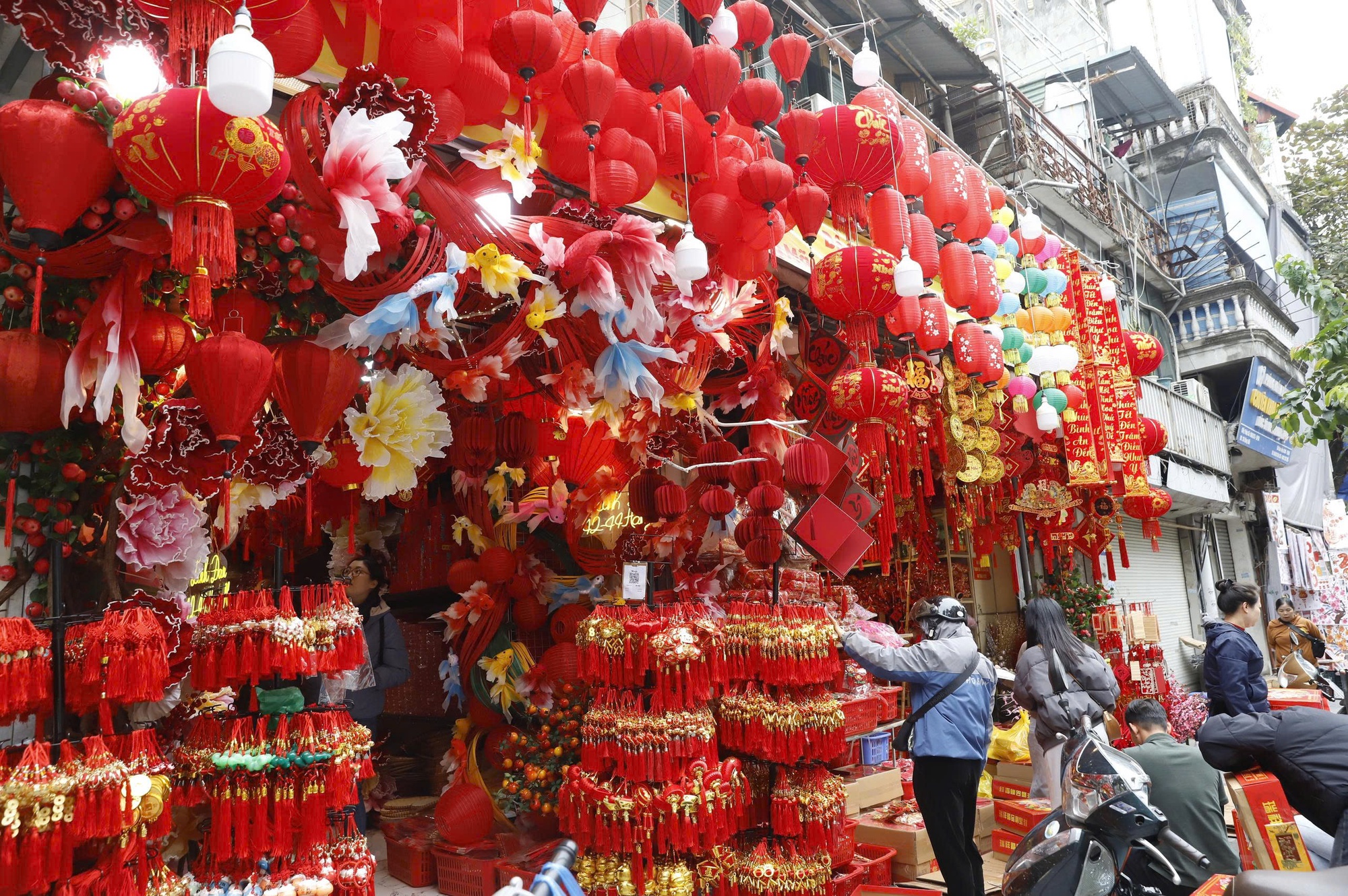 H&agrave; Nội: Phố H&agrave;ng M&atilde; rực rỡ sắc đỏ đ&oacute;n xu&acirc;n B&iacute;nh Ngọ 2026- Ảnh 7.