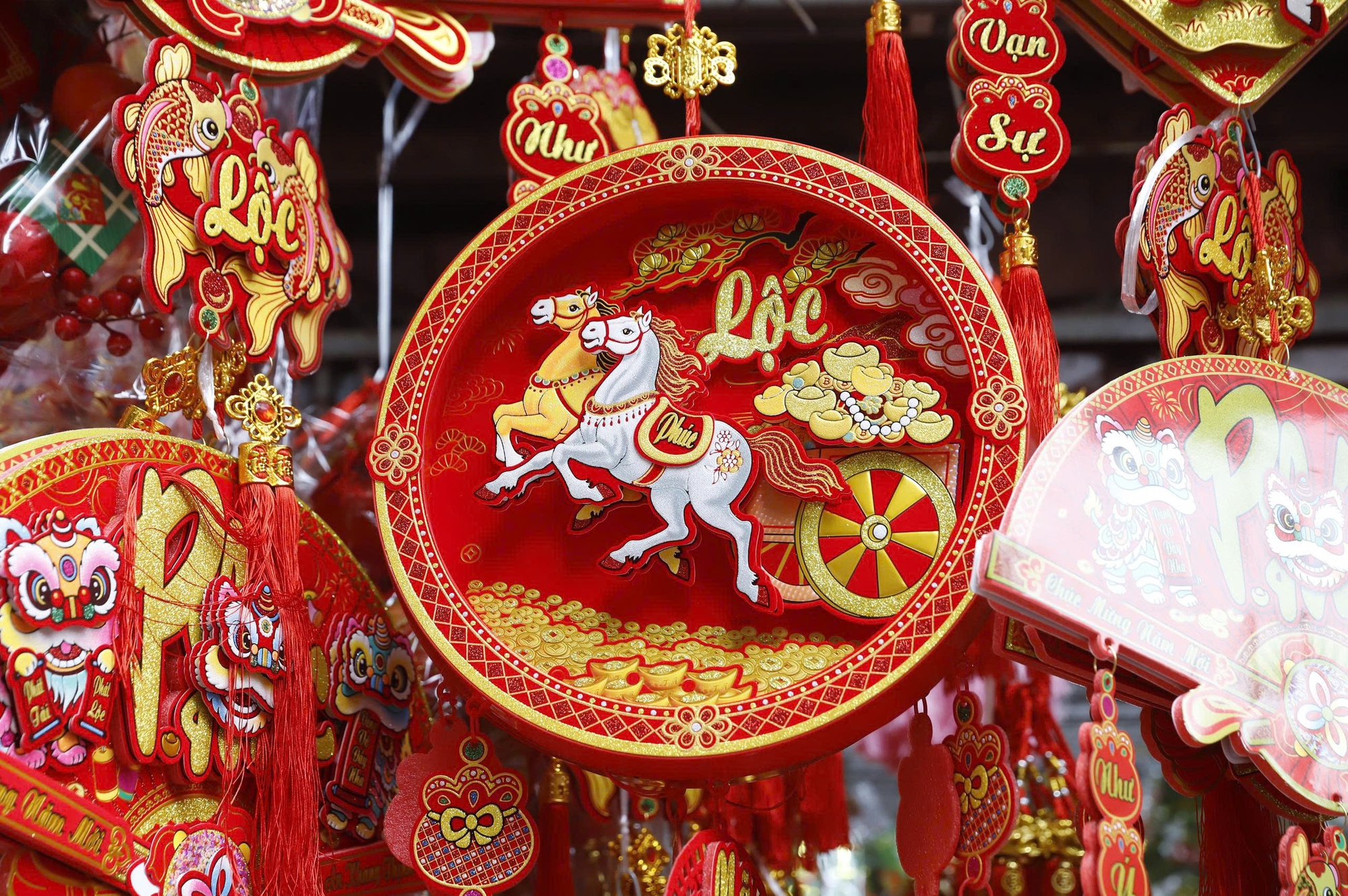 H&agrave; Nội: Phố H&agrave;ng M&atilde; rực rỡ sắc đỏ đ&oacute;n xu&acirc;n B&iacute;nh Ngọ 2026- Ảnh 4.