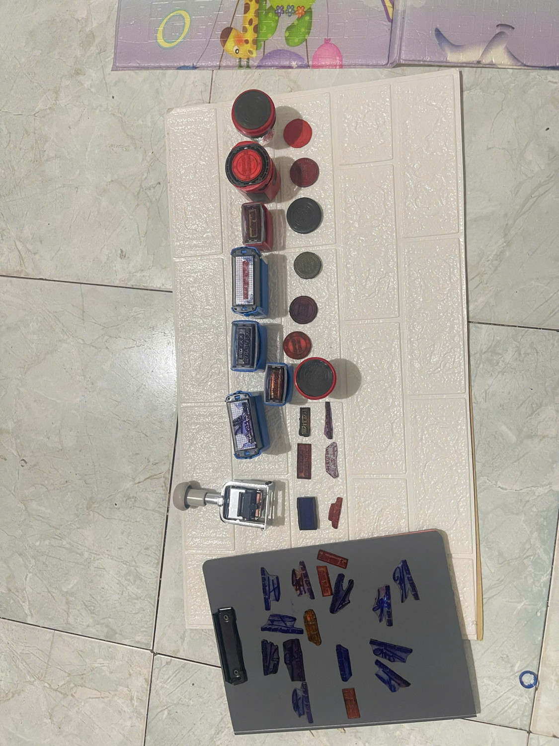 Kh&aacute;m x&eacute;t nơi ở, bắt đối tượng cầm đầu Nguyễn Văn Hạnh, thu giữ nhiều con dấu- Ảnh 2.