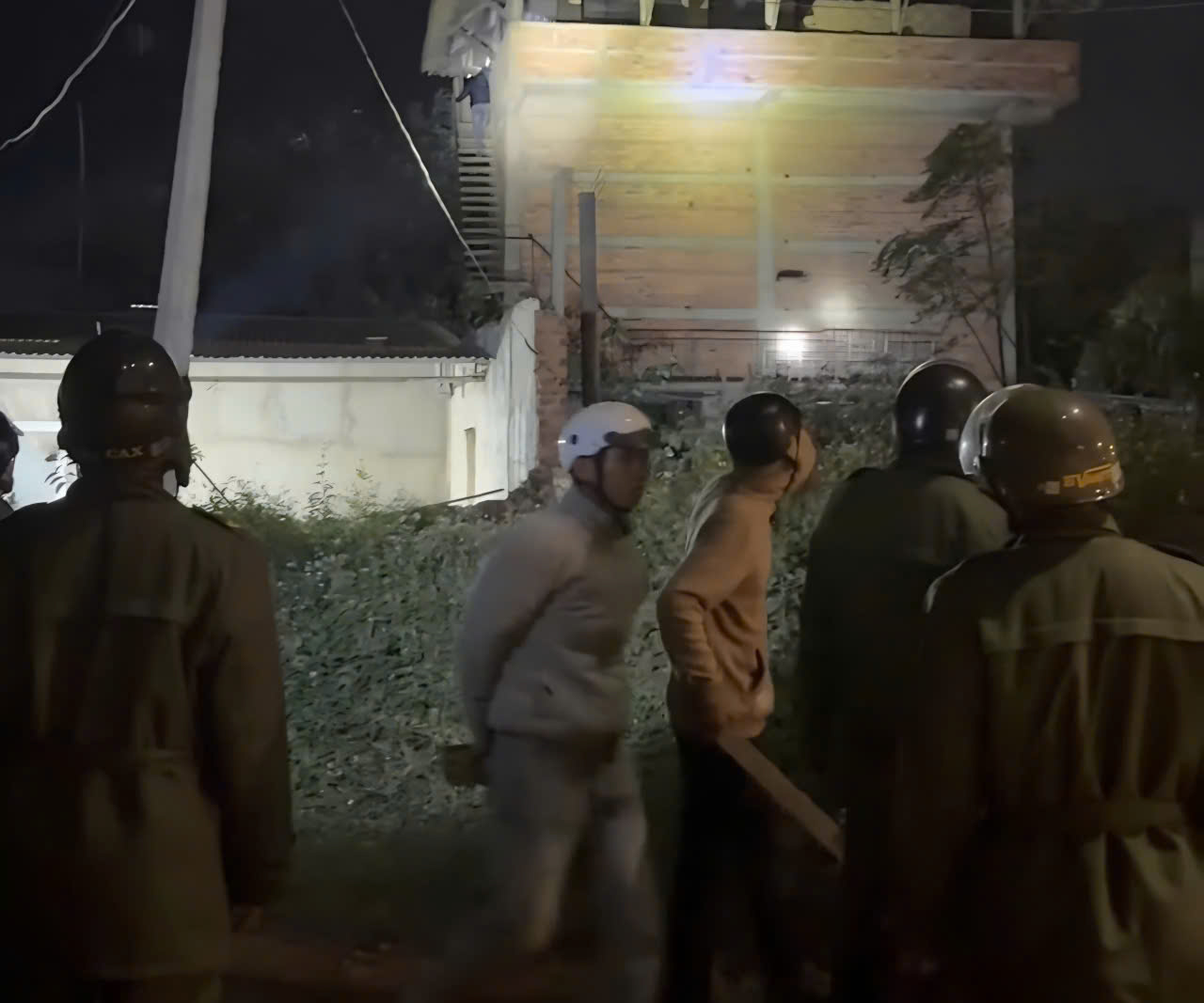 CLIP: Truy t&igrave;m nghi phạm giết em vợ, d&igrave;m dưới ao- Ảnh 1.