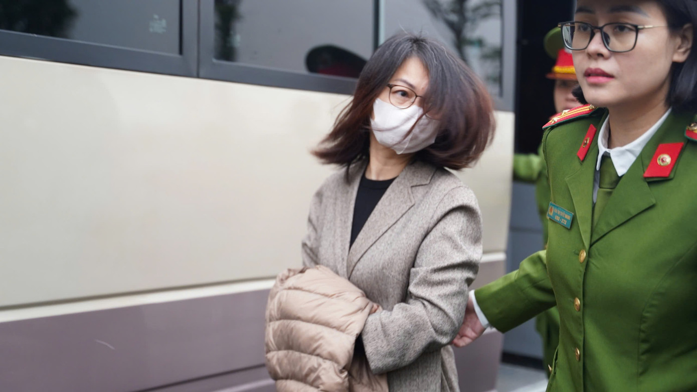 Cảnh s&aacute;t dẫn giải hai cựu Cục trưởng Cục An to&agrave;n thực phẩm đến t&ograve;a- Ảnh 2.