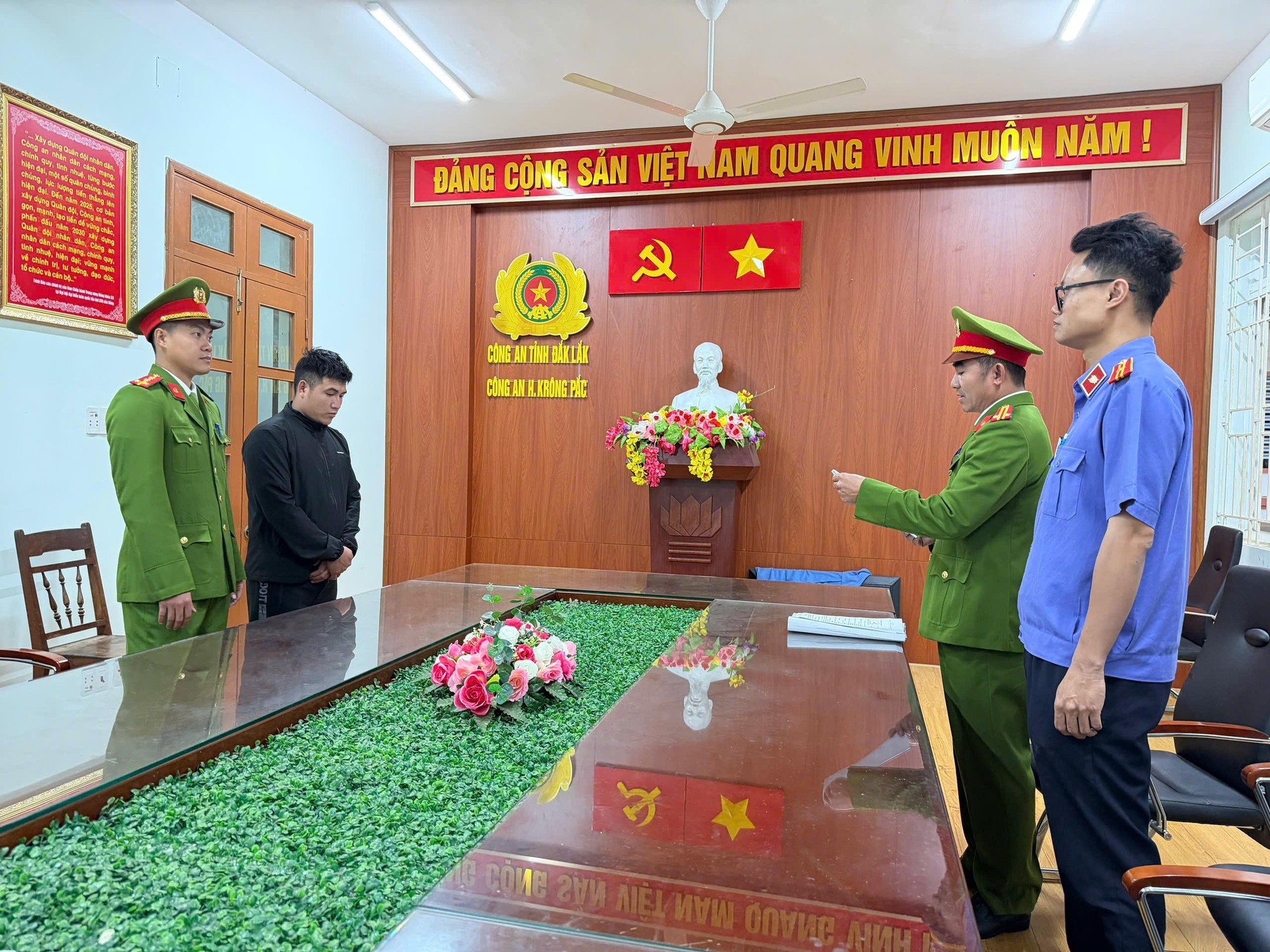 CLIP: Bắt tạm giam "Tý hai lầu" sau khi tấn công tài xế taxi- Ảnh 1. CLIP: Bắt tạm giam "Tý hai lầu" sau khi tấn công tài xế taxi- Ảnh 1.