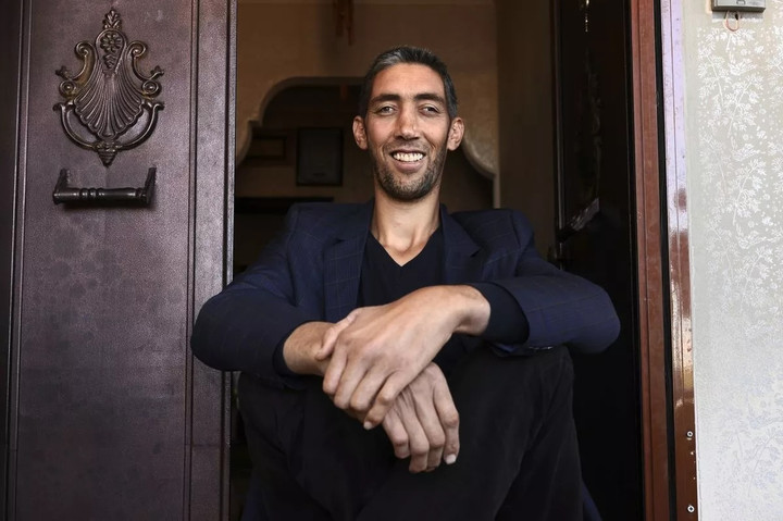 Cuộc sống tồi tệ do th&acirc;n h&igrave;nh qu&aacute; khổ của người đ&agrave;n &ocirc;ng cao nhất thế giới- Ảnh 1.