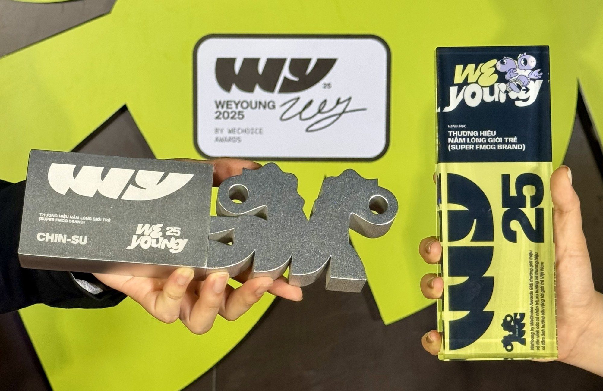 CHIN-SU &ldquo;trăm m&agrave;u trăm trẻ, trăm phần trăm trẻ&rdquo; được Gen Z gọi t&ecirc;n ở giải thưởng WeYoung 2025- Ảnh 1.