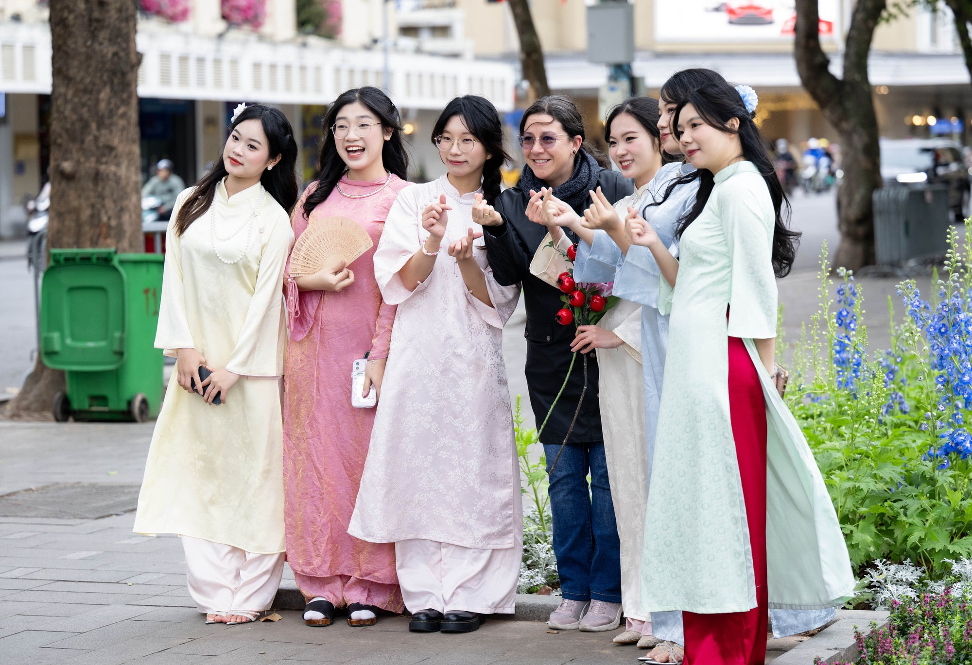 Hội n&agrave;ng thơ H&agrave; Nội vượt r&eacute;t s&acirc;u đi chụp &aacute;o d&agrave;i, 