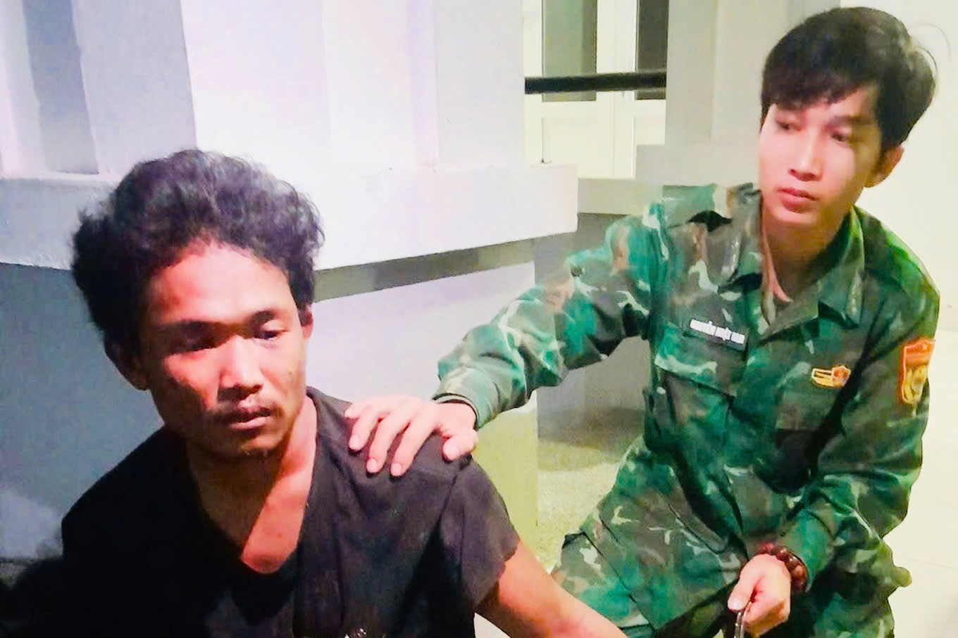 Mật phục bắt giữ người đ&agrave;n &ocirc;ng nước ngo&agrave;i c&oacute; nhiều biểu hiện nghi vấn- Ảnh 1.