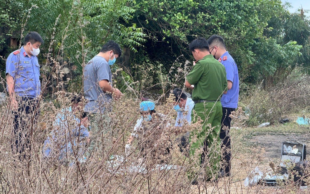 Ph&aacute;t hiện bộ xương người sau nh&agrave; hoang ở L&acirc;m Đồng- Ảnh 1.